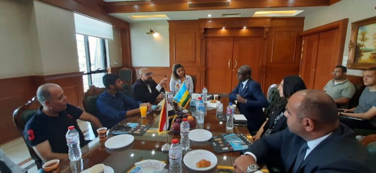 سفير رواندا يزور مصانع المصرية السويسرية ويبحث تعزيز التعاون المشترك